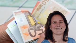 La analista financiera Natalia de Santiago, con billetes de dinero al fondo.