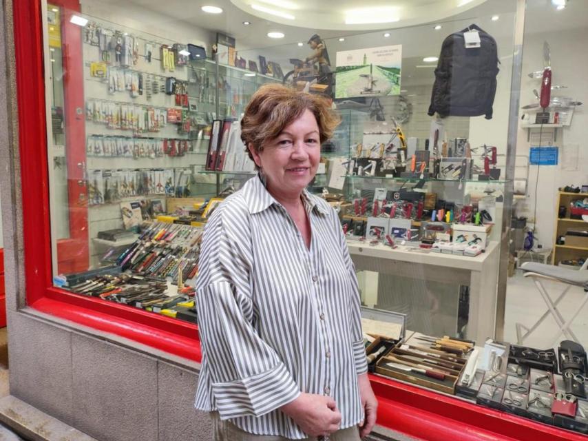 Elvira Carreira delante de la tienda de Las Burgas en Álvaro Cebreiro, en el centro de A Coruña.