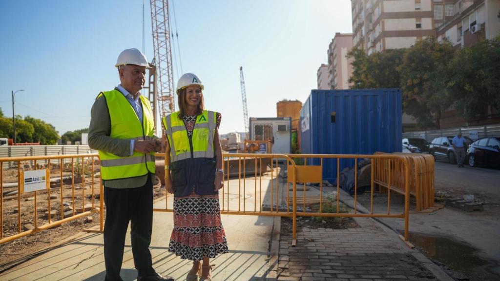 La consejera y el alcalde, este miércoles en la visita de las obras.
