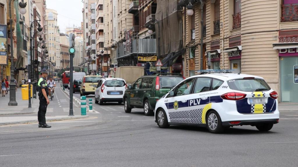 Policía regula el tráfico en Valencia. EP