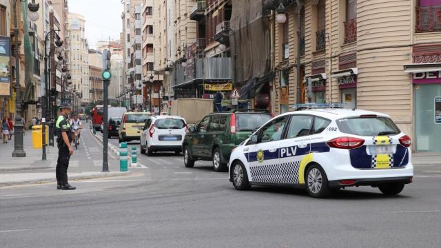 Policía regula el tráfico en Valencia. EP