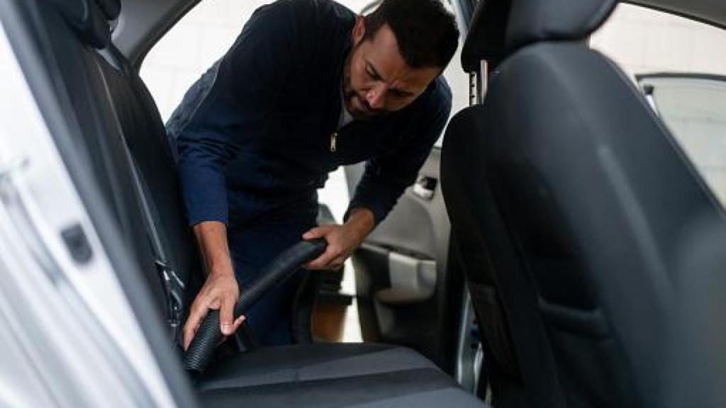 Imagen de la limpieza de un coche por dentro.