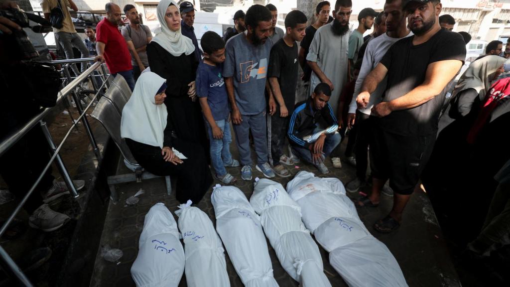 Cadáveres de palestinos muertos en los ataques nocturnos de este miércoles en Gaza.