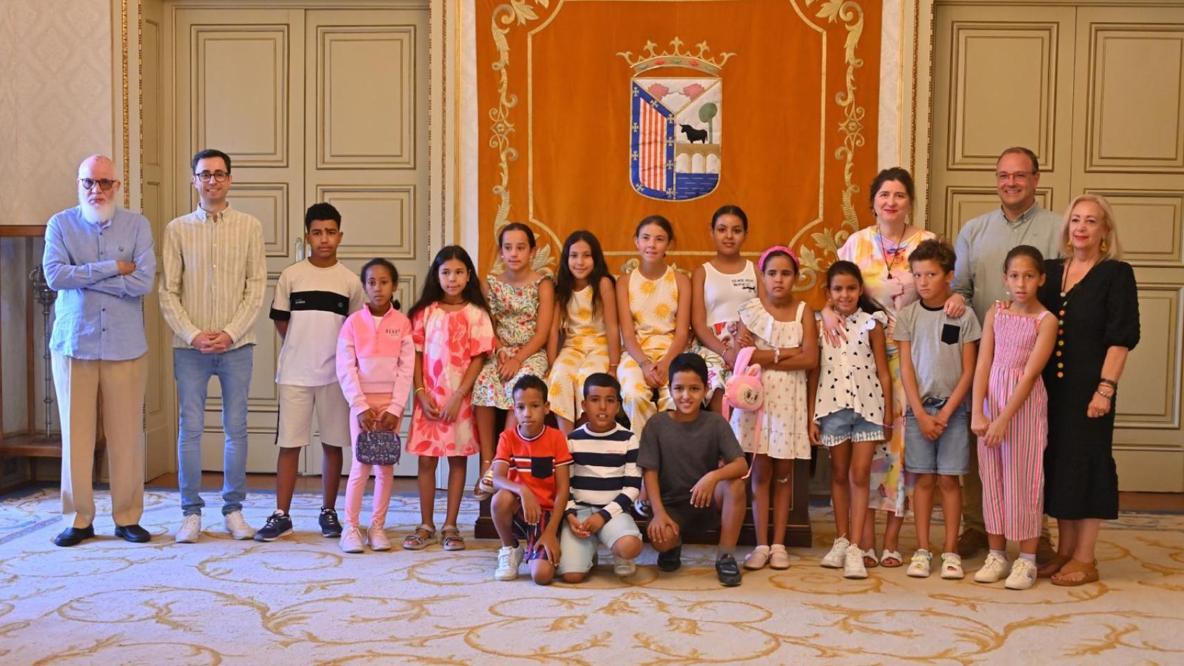 La concejala de Familia e Igualdad de Oportunidades, Miryam Rodríguez, da la bienvenida a 15 menores saharauis el verano pasado