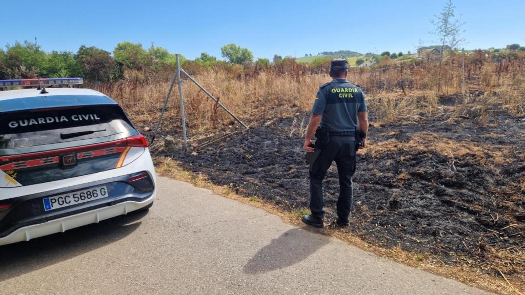 	Como consecuencia del fuego, se quemaron 1.6 hectáreas de pasto y frutales, extendiéndose el fuego hasta una edificación