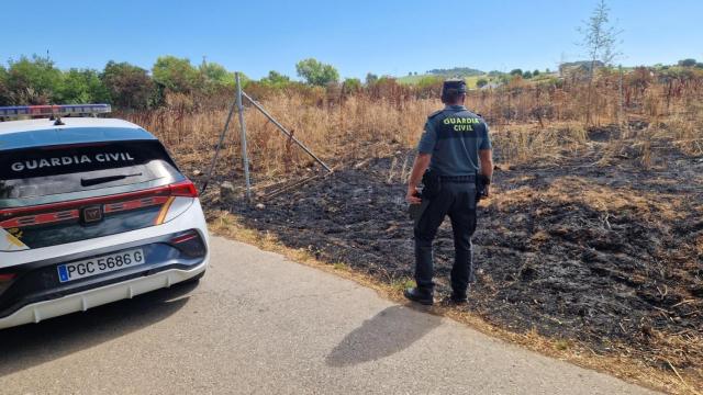 	Como consecuencia del fuego, se quemaron 1.6 hectáreas de pasto y frutales, extendiéndose el fuego hasta una edificación