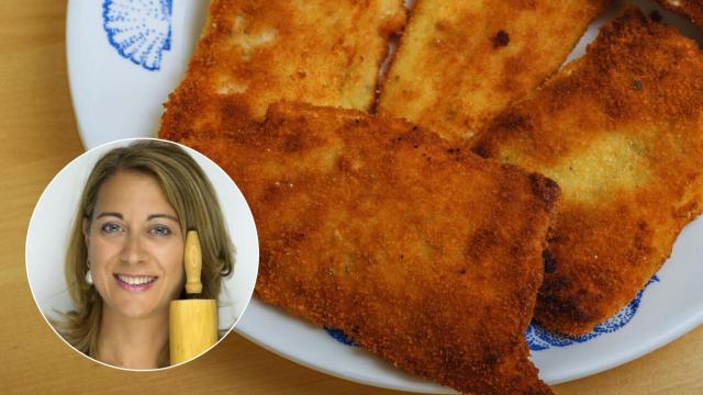Un plato con filetes empanados y la bloguera Susana Pérez.