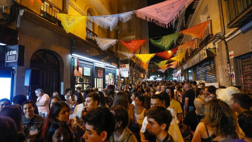 Jóvenes de fiesta en las verbenas nocturnas de Madrid en agosto.