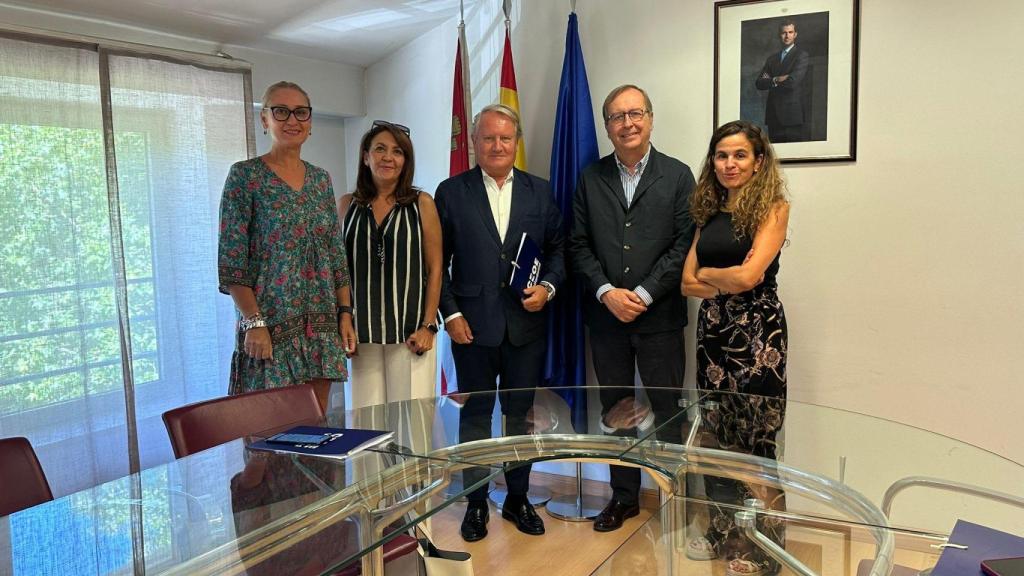 Reunión de la Federación Empresarial de Viviendas y Apartamentos Turísticos de Castilla y León, (Fevacyl), y la Dirección General de Turismo de la Junta