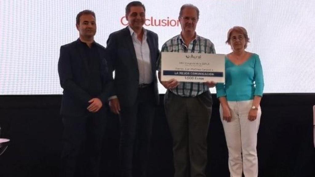 Manuel Oliva del Hospital Costa del Sol recogiendo un galardón.