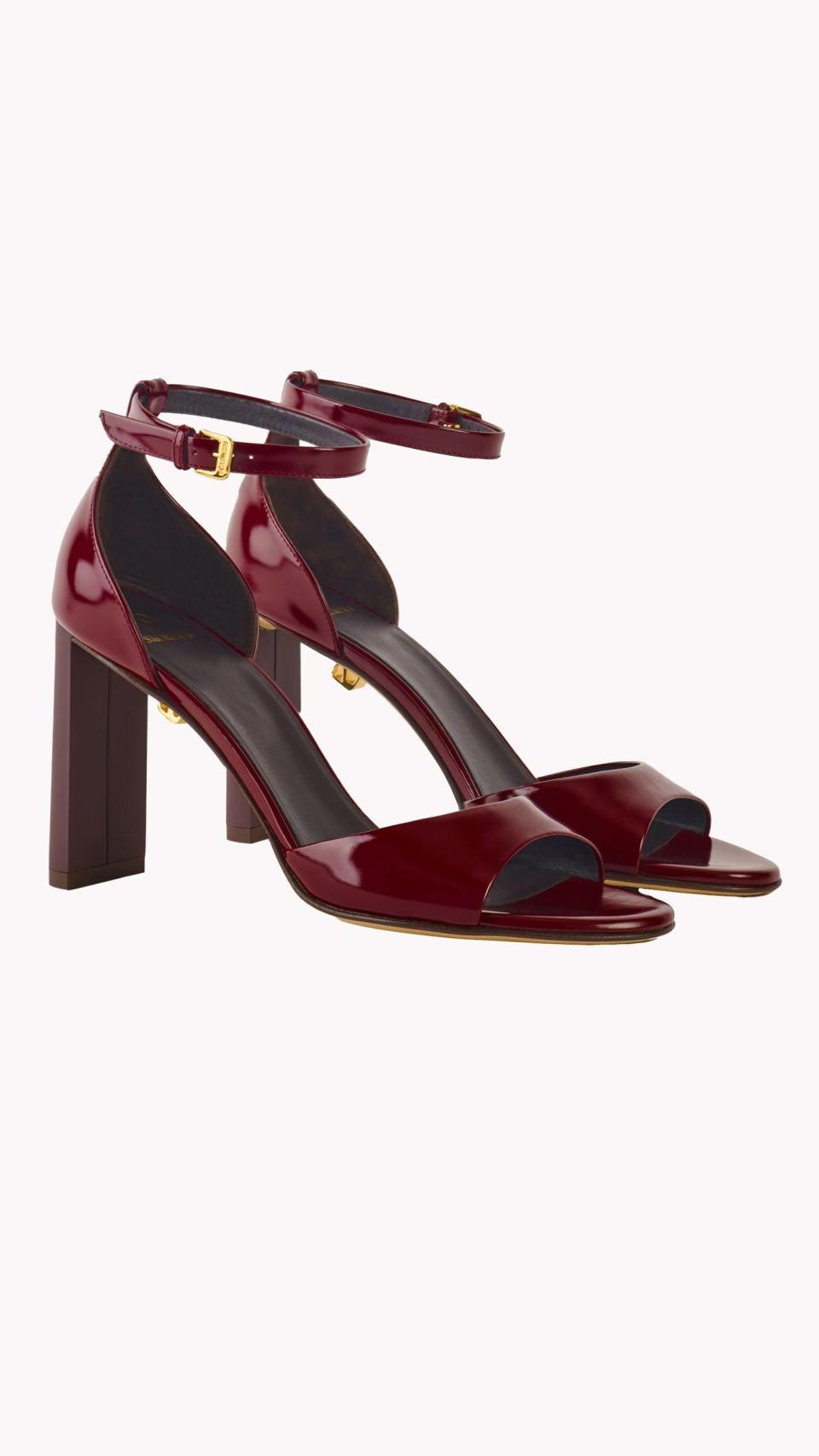 Modelo Valentina en burdeos de Maison Skorpios.