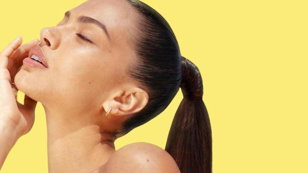 El truco que tienes que conocer para aplicarte el protector solar en la cara si ya te has maquillado