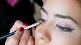 David Francés, maquillador, lo tiene claro: Si quieres agrandar tu mirada, olvídate del color negro en la línea de agua