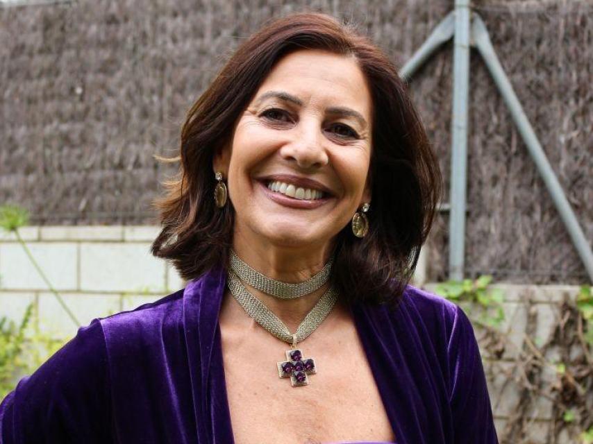 La dueña de L by Lilo posando con su Cruz Afrodita.