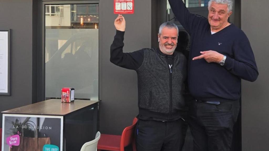 Manolito junto a Fernando Romay, uno de sus clientes.