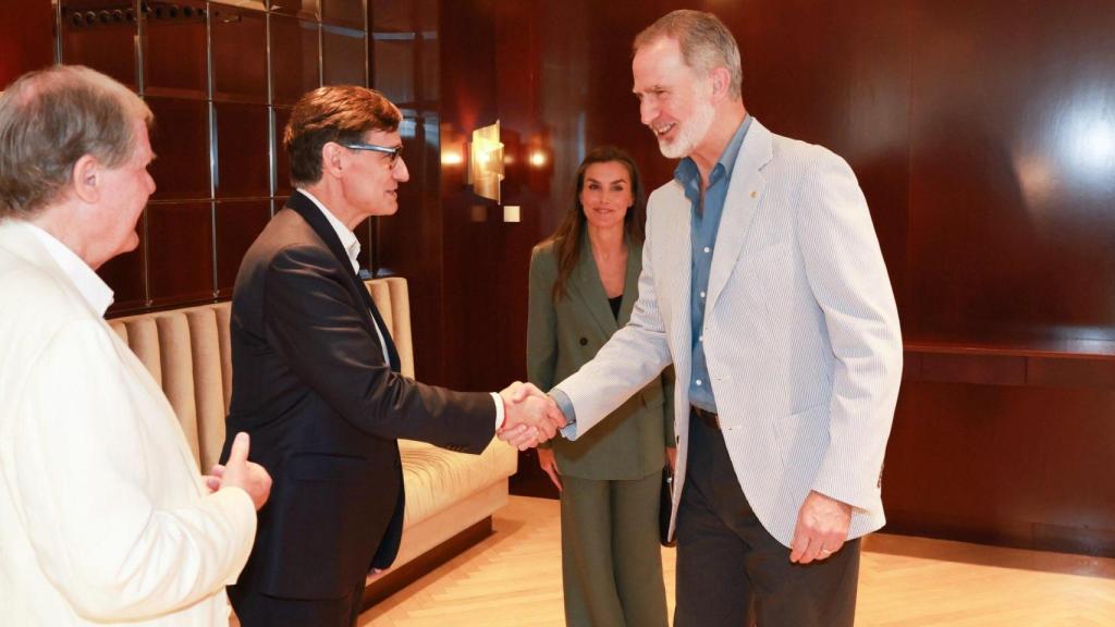 El rey Felipe saludando al president de la Generalitat, Salvador Illa, y la reina Letizia al fondo.