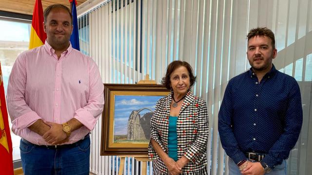 Roberto Martín alcalde de Guijuelo, junto a la pregonera 2025, Inés María Bernardo, y Roberto H. Garabaya, concejal de Fiestas