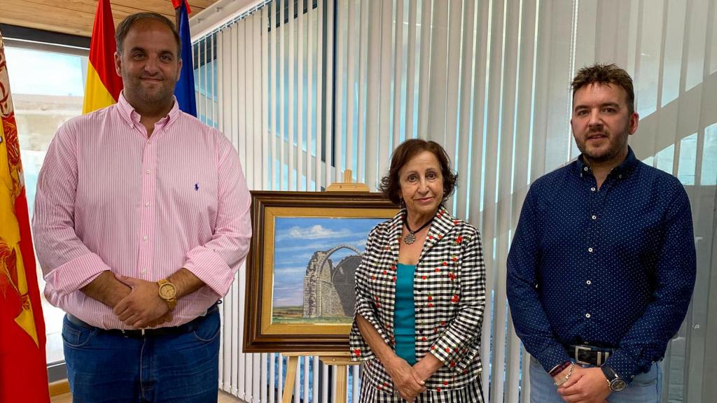 Roberto Martín alcalde de Guijuelo, junto a la pregonera 2025, Inés María Bernardo, y Roberto H. Garabaya, concejal de Fiestas