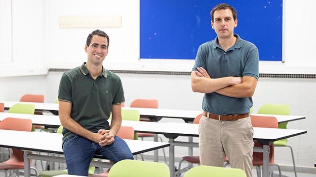 Los investigadores de la UMA Carlos Becerra y Daniel Mayorga posan en un aula de la Facultad de Ciencias de la Educación.