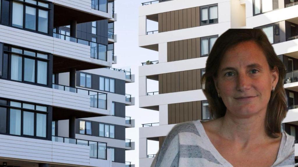 Natalia de Santiago con bloques de viviendas al fondo.