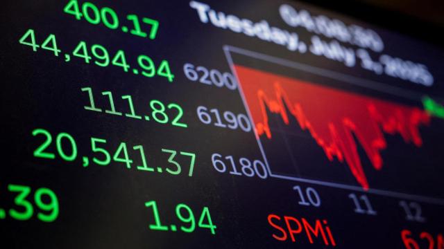 Una pantalla de la Bolsa de Nueva York muestra la cotización del Dow Jones.