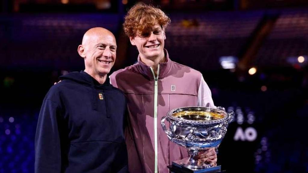 Jannik Sinner, junto a Umberto Ferrara.