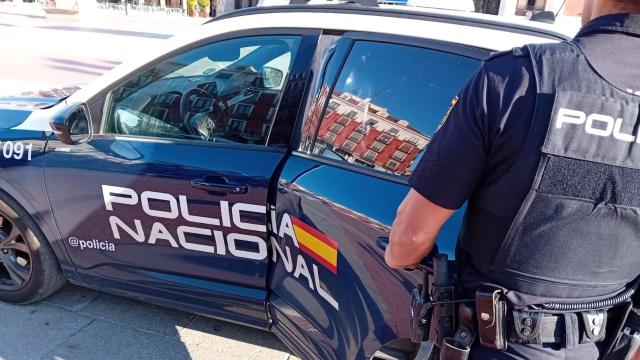 Un agente y un vehículo de la Policía Nacional