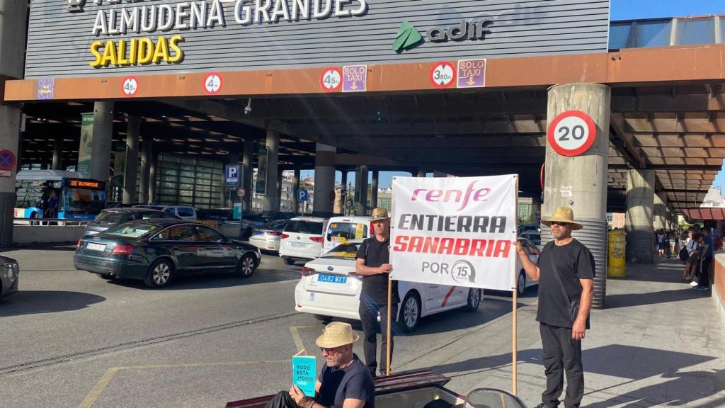 Manifestantes en la estación de trenes de Madrid