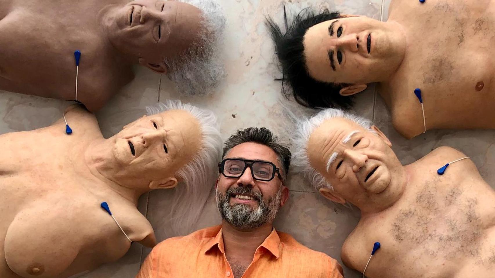 Raúl Rodríguez, CEO de Emulant Solutions, posa con varios de sus maniquís.