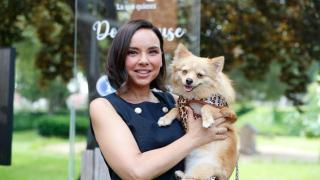 Chenoa, presentadora de 'Dog House' con un perrito en los brazos.
