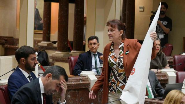 Marín le entrega un capirote blanco al líder de Vox en Murcia.