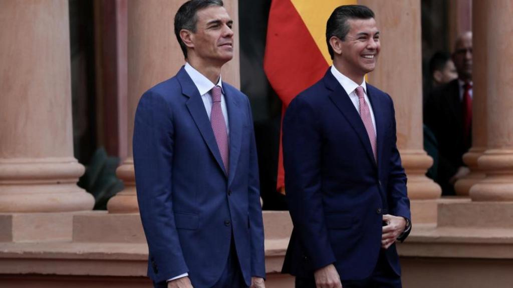 Pedro Sánchez posa junto al presidente de Paraguay, Santiago Peña, durante una reunión este miércoles en Asunción (Paraguay).