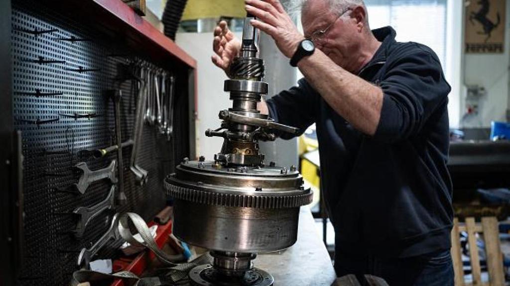 Imagen de un mecánico arreglando un embrague.