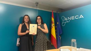 Rebeca Martínez, subdirectora de Calidad de la Escuela, y Eva Cuervo, coordinadora del grado en Ingeniería Informática, recogiendo el sello