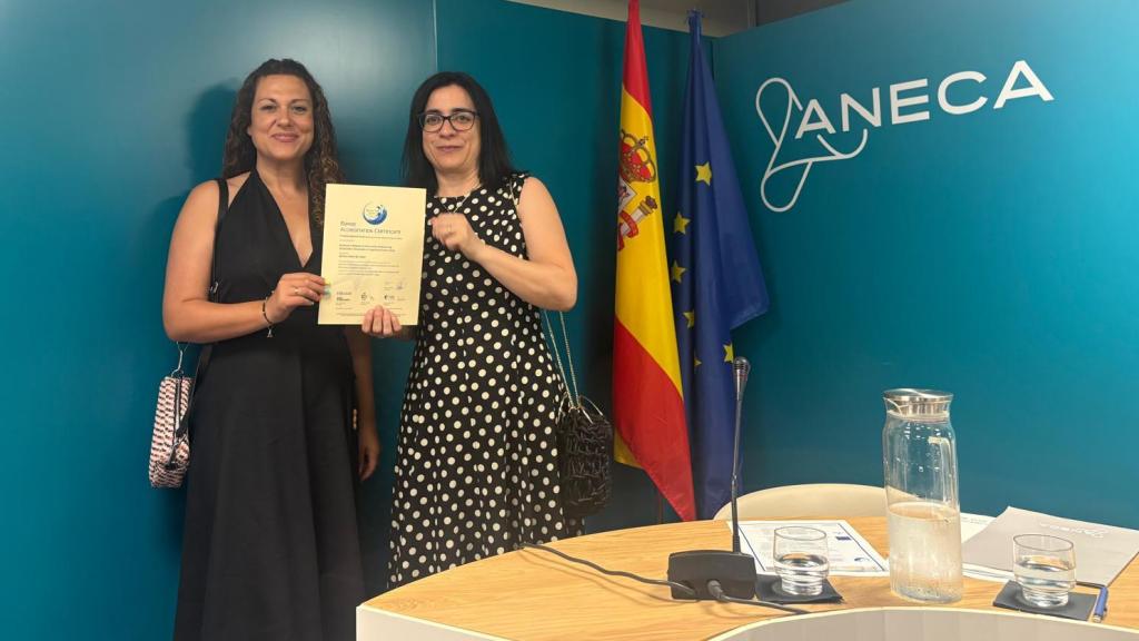Rebeca Martínez, subdirectora de Calidad de la Escuela, y Eva Cuervo, coordinadora del grado en Ingeniería Informática, recogiendo el sello