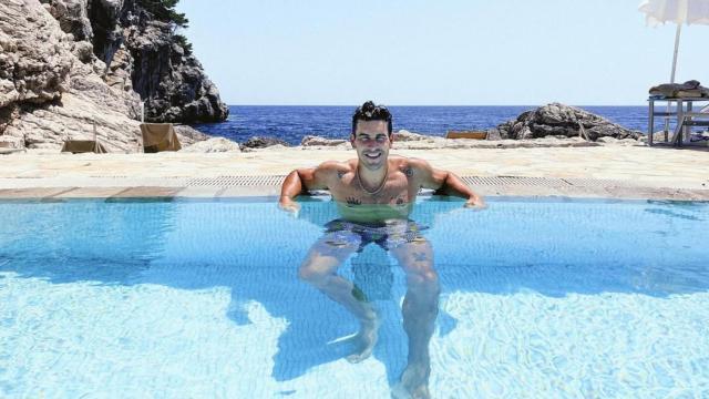 Mario Casas dándose un baño veraniego en una piscina.