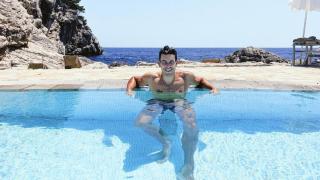 Mario Casas dándose un baño veraniego en una piscina.