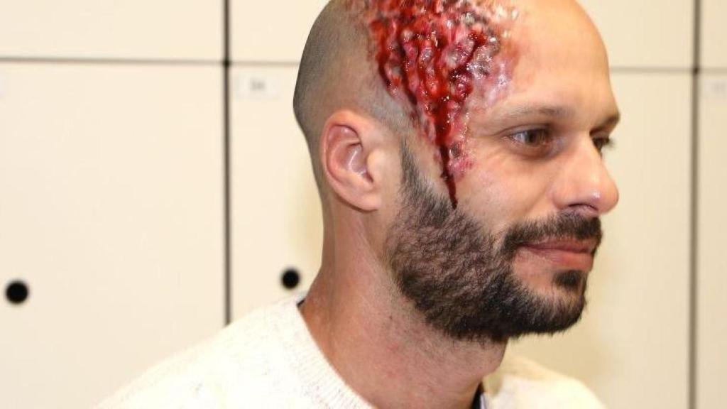 Varias heridas falsas hechas con maquillaje por Raúl Rodríguez durante un curso de formación.