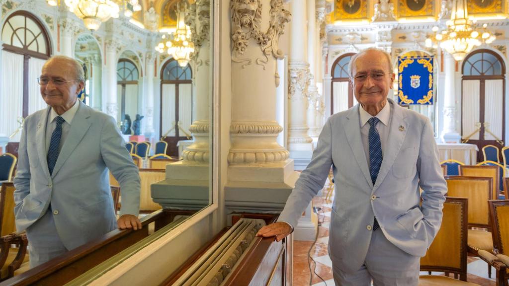 Francisco de la Torre frente a su reflejo, en el Salón de los Espejos del Ayuntamiento de Málaga.