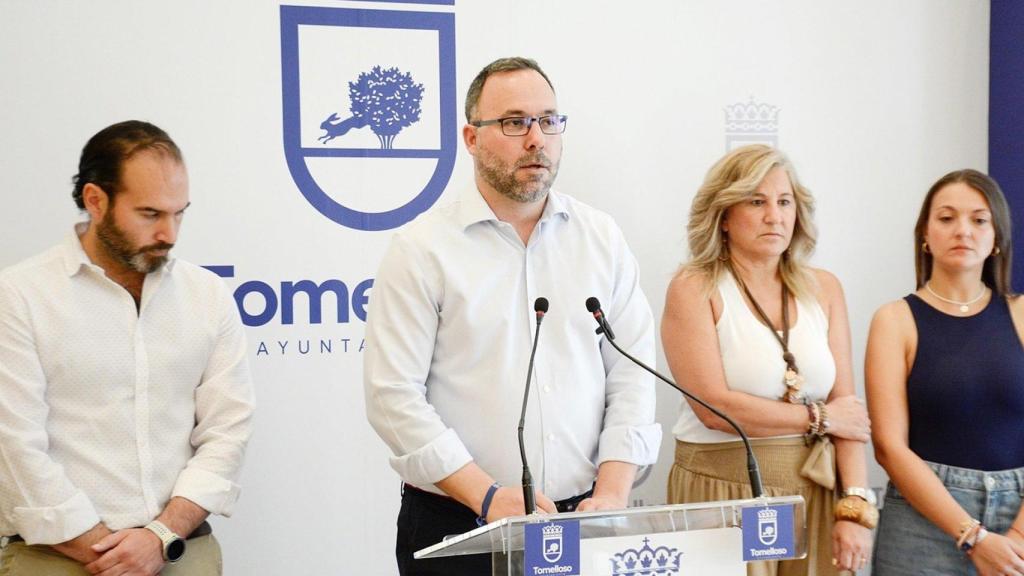 Javier Navarro y los miembros de su equipo de Gobierno en rueda de prensa.