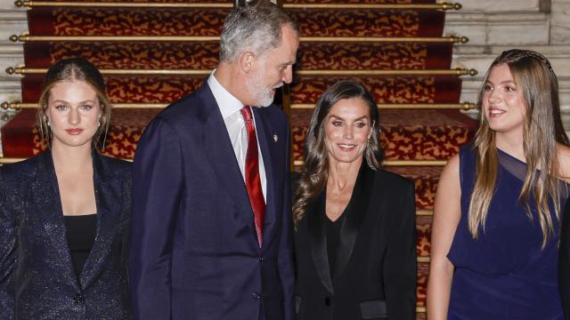 La Familia Real posa a su llegada al Gran Teatro del Liceu en Barcelona.