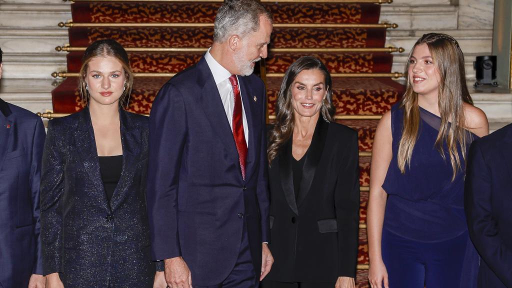 La Familia Real posa a su llegada al Gran Teatro del Liceu en Barcelona.