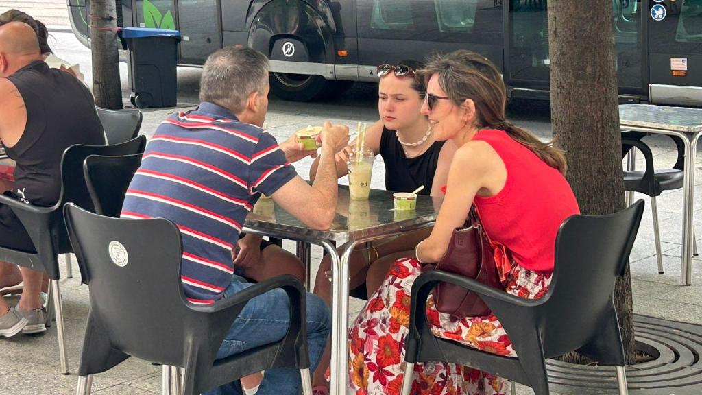 Una familia comiendo un helado en Zaragoza