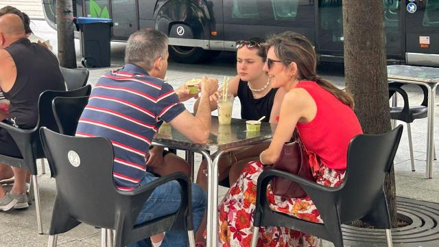 Una familia comiendo un helado en Zaragoza