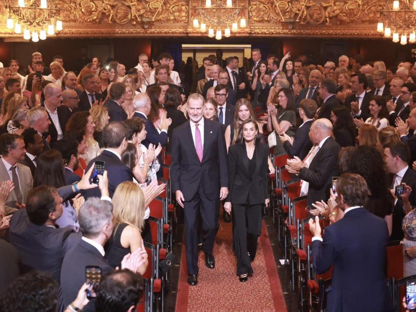 La Familia Real, ovacionada al acceder al patio de butacas del Liceu.