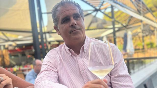 Fermín Criado, CEO de Del Parque Flats, disfrutando de una copa de vino.