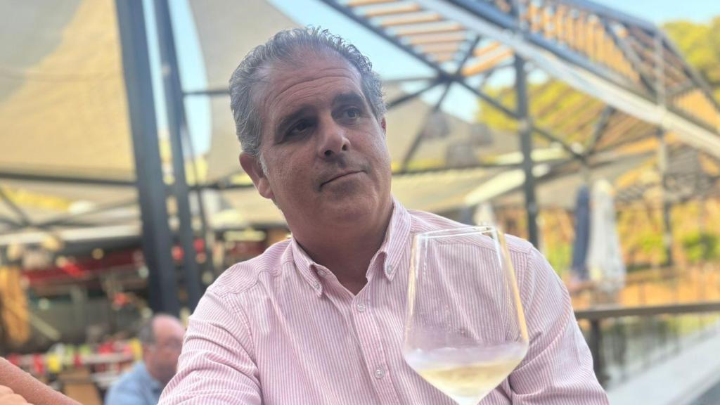 Fermín Criado, CEO de Del Parque Flats, disfrutando de una copa de vino.