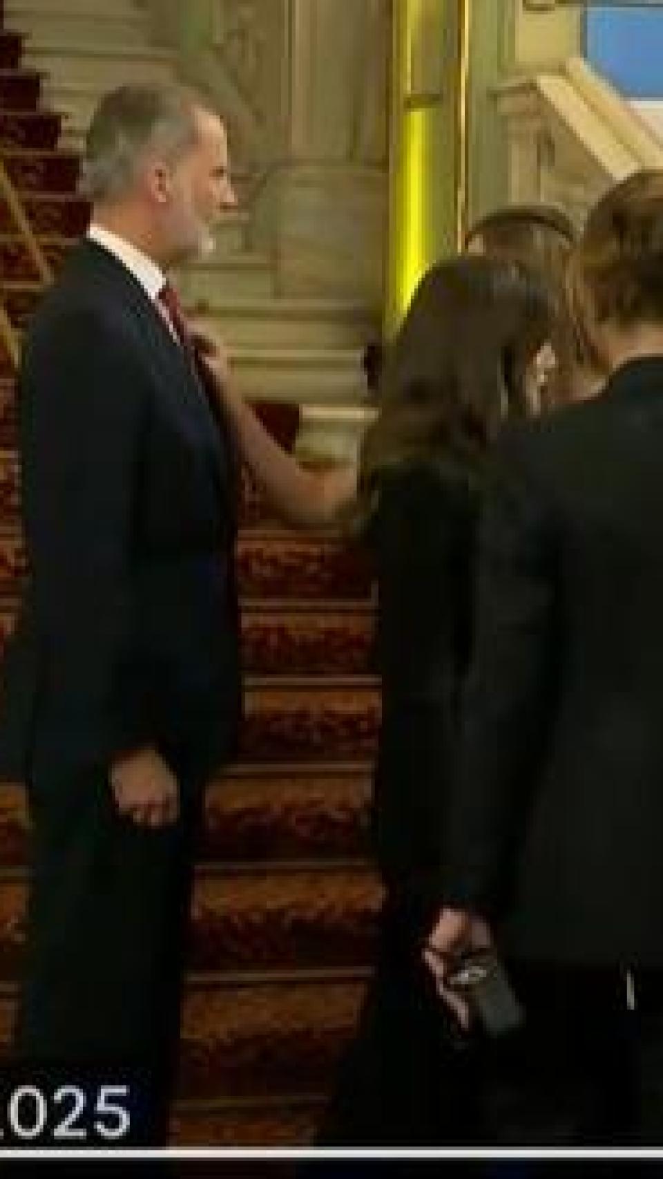 La infanta Sofía colocando la corbata del rey Felipe VI.