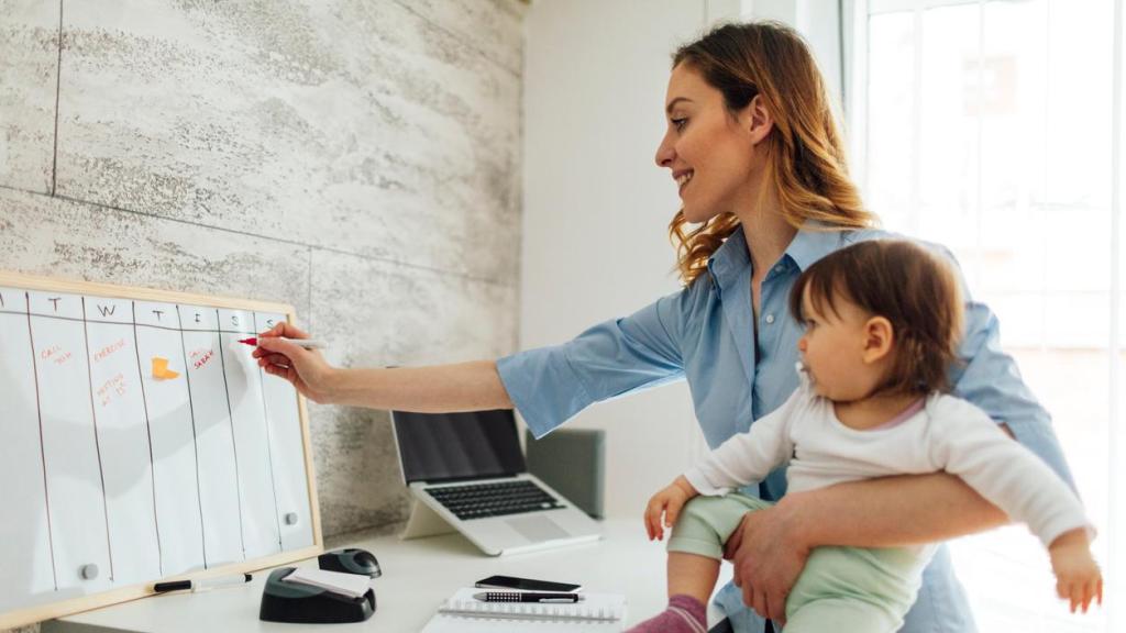 Imagen de archivo de una madre con su hija intentando conciliar.