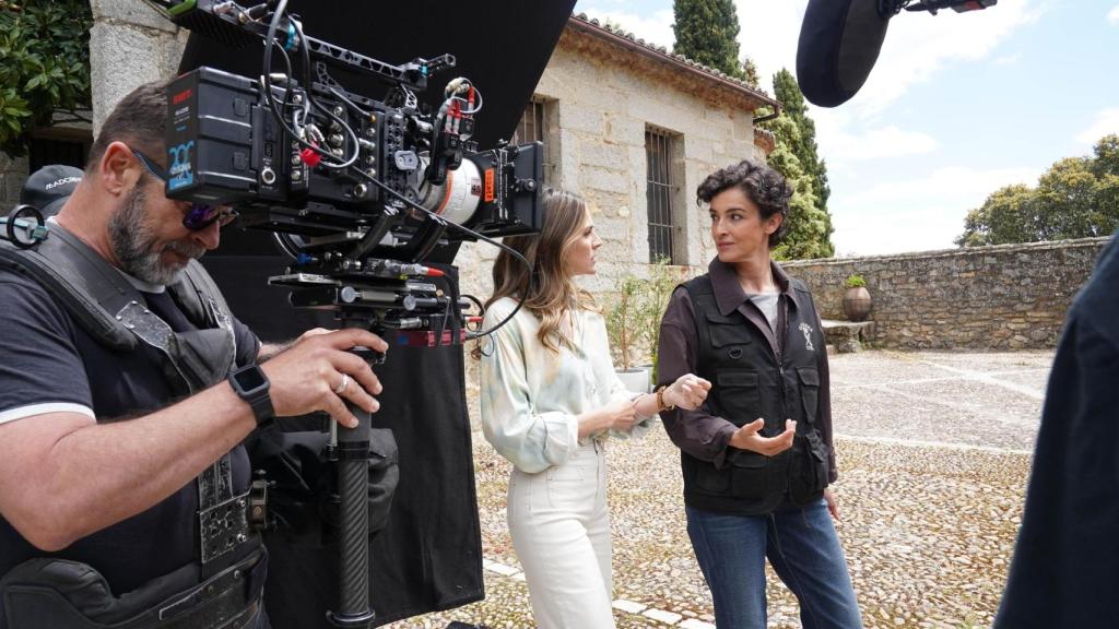 Amaia Salamanca y Blanca Romero en un momento del rodaje de 'Pura sangre'.